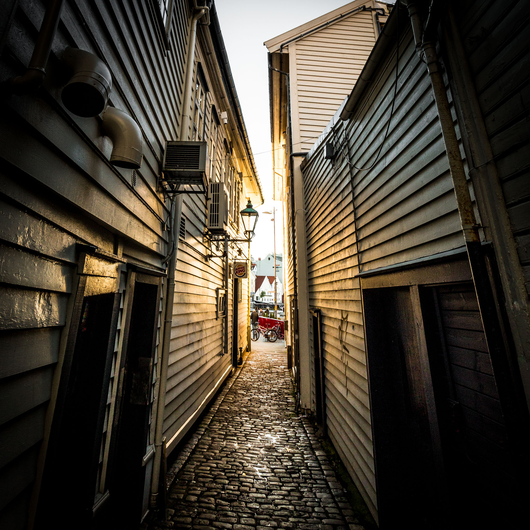 Veggbilder |  | An alley in Stavanger | fotokunst kunstfoto foto kunst bilder aluminiumsplate wall art