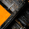 X i oransje og svart