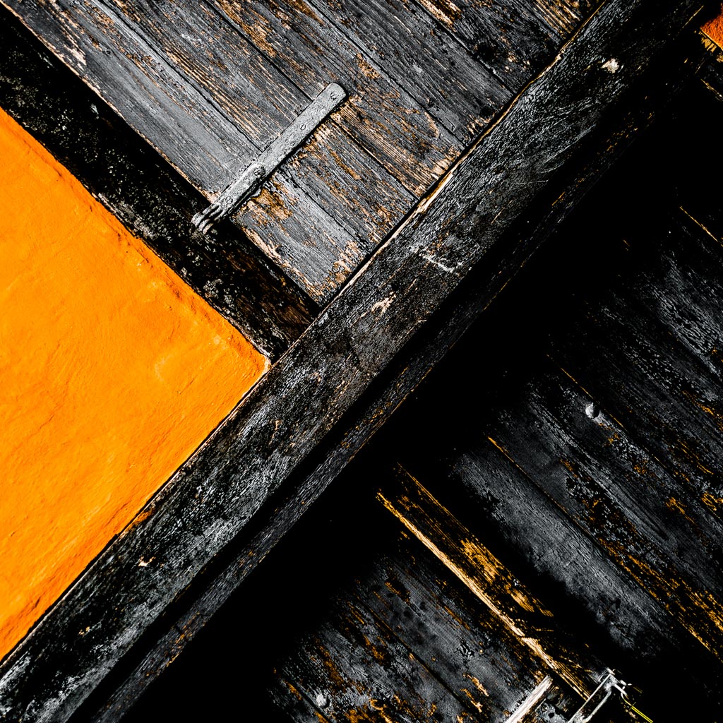 X i oransje og svart